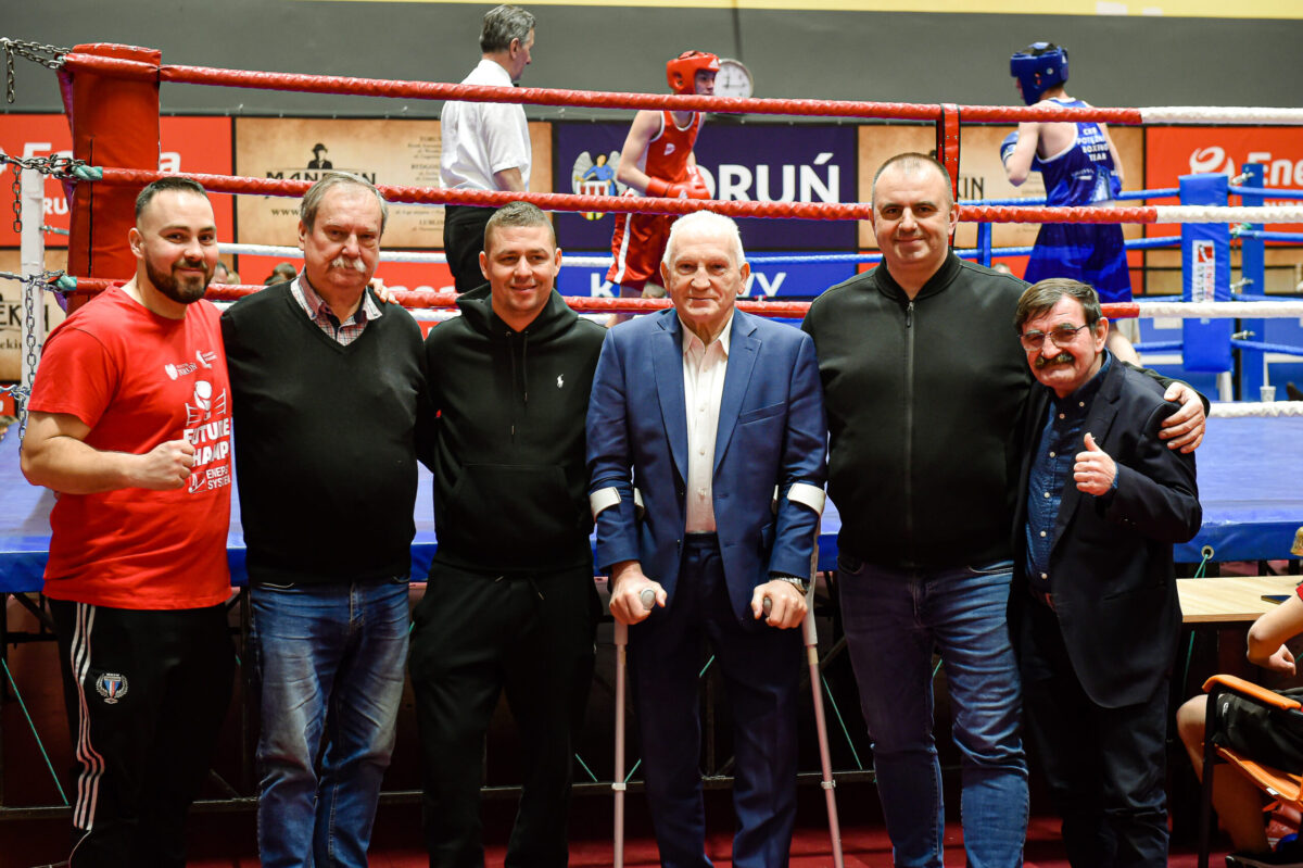 Młodzi bokserzy podczas turnieju FutureChamps w ringu