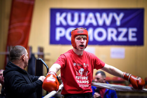 Sędzia w ringu bokserskim oceniający zawodników FutureChamps